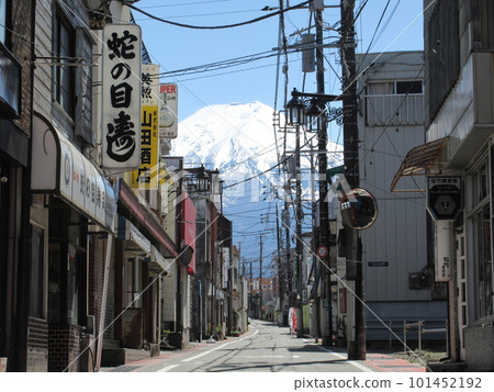 Fuji seen from Nishiura Street in Fujiyoshida City, Yamanashi Prefecture 101452192