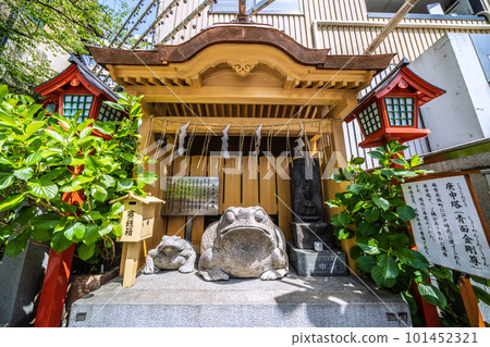 The cityscape of Tokyo, Japan, overlooking the frog (Juban Inari Shrine) enshrined next to Azabu-Juban Station (Exit 7) 101452321