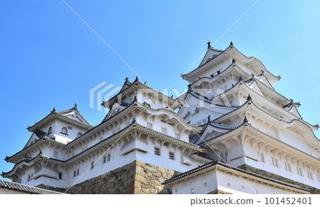 [Hyogo] Cherry blossoms and Himeji Castle. Commonly known as White Heron Castle, it is a splendid, beautiful white castle. It's cool, beautiful and lovely. 101452401
