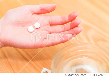 Taking medicine [ Image of taking medicine ] 101452698