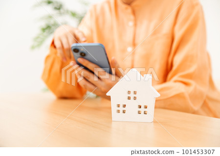考慮用智能手機買房子的女人 考慮用智能手機買房子的女人 101453307
