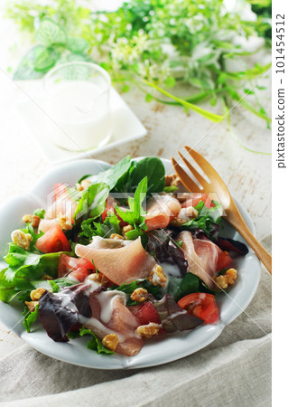 Tomato and raw ham salad 101454512