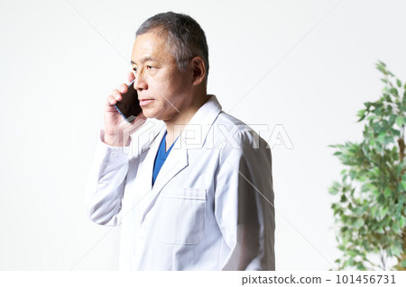 高級醫務工作者在智能手機上交談 101456731