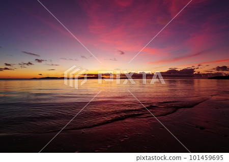 從沖繩縣小濱島圖馬爾海灘看到的美麗日出 從沖繩縣小濱島圖馬爾海灘看到的美麗日出 101459695