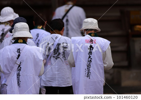 A pilgrim visiting a temple 101460120