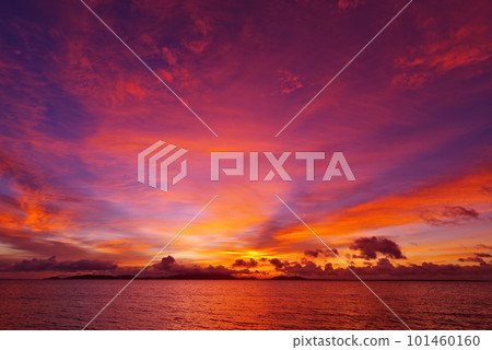 沖繩縣小濱島 Tumar 海灘火熱的日出 101460160