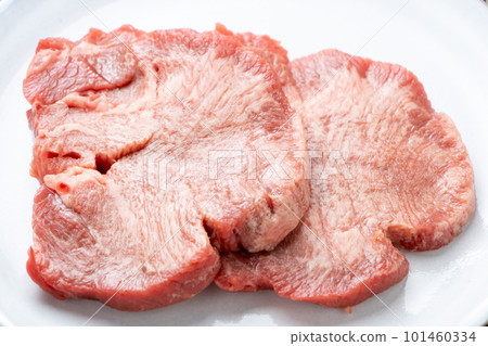 厚切牛舌兩片（烤肉用）。 101460334