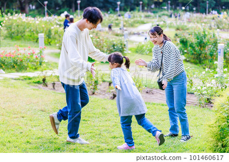 女孩和父母在公園裡玩耍 101460617