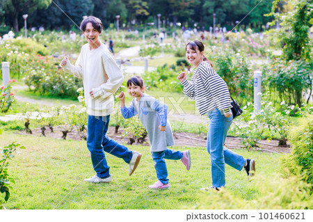 女孩和父母在公園裡玩耍 101460621