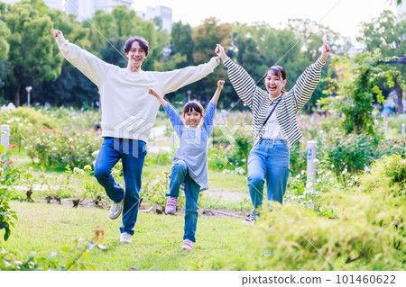 女孩和父母在公園裡玩耍 101460622