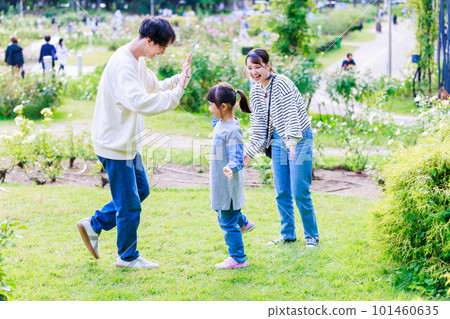 女孩和父母在公園裡玩耍 101460635