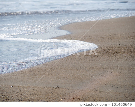 沙灘上的波浪。 沙灘上的波浪。 101460649