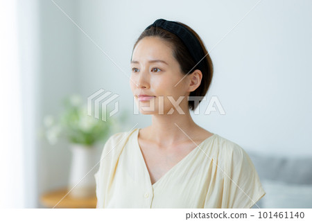 A young woman doing skin care 101461140