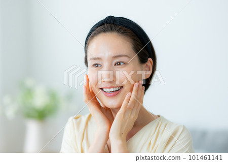 A young woman doing skin care 101461141