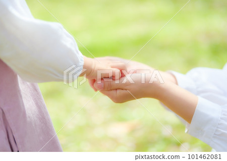 媽媽牽著女孩的手 媽媽牽著女孩的手 101462081