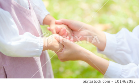 mother holding girl's hand 101462083