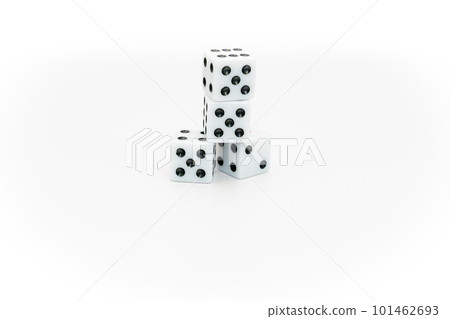 白色背景的骰子 白色背景的骰子 101462693