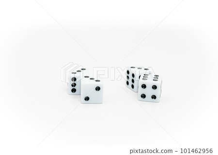 白色背景上的骰子 白色背景上的骰子 101462956