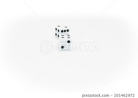 白色背景上的骰子 101462972