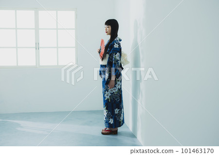 A woman in a yukata holding a Japanese umbrella 101463170