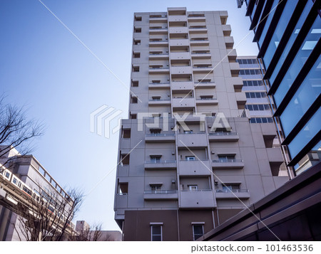 [Japan] Tokyo, a high-rise apartment and a monorail that runs beside it, and a clear blue sky 101463536