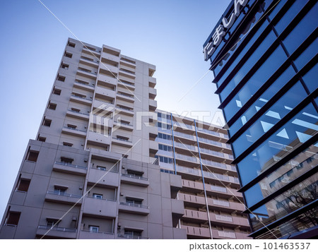 [Japan] Tokyo, high-rise apartments, glass-enclosed office buildings, and a clear blue sky 101463537