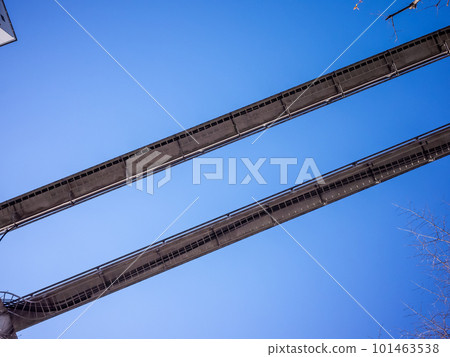[Japan] Tokyo, two monorail rails and clear blue sky seen from below 101463538