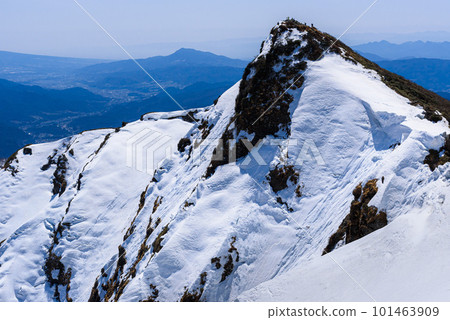 在余雪季節從谷川岳和衝野咪咪看到的苫野咪咪 在余雪季節從谷川岳和衝野咪咪看到的苫野咪咪 101463909