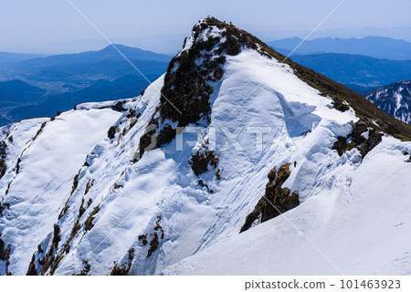Tomano-mimi seen from Tanigawadake and Okino-mimi during the remaining snow season Tomano-mimi seen from Tanigawadake and Okino-mimi during the remaining snow season 101463923
