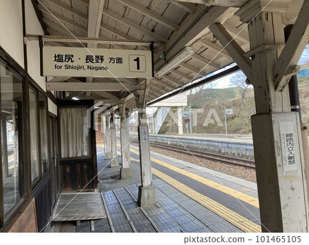 JR瀨場站的櫻花和電車 JR瀨場站的櫻花和電車 101465105