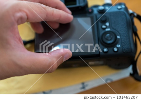 Stick the LCD protective film on the LCD of the camera Stick the LCD protective film on the LCD of the camera 101465207