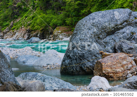 綠意盎然的黑部峽谷鐵道沿線的川原露天浴池 101465502