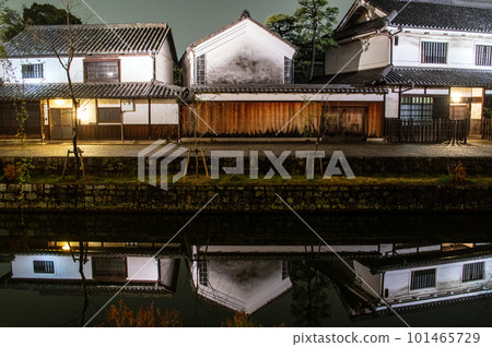 倒映在燈火通明的倉敷川中的建築物，岡山縣 101465729