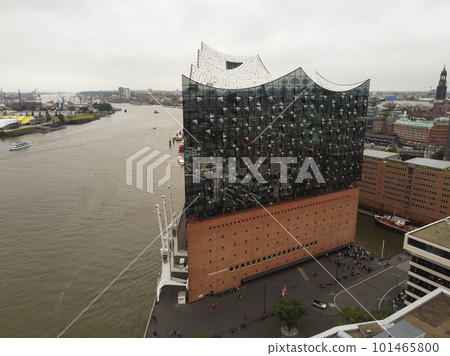 Hamburg, Germany View of abstract glass facade new Elbphilharmonie concert hall 101465800