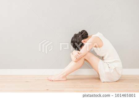 患有壓力、飲食失調、抑鬱、絕望的婦女 患有壓力、飲食失調、抑鬱、絕望的婦女 101465801