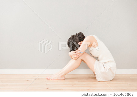 Asian woman suffering from drug addiction, diet addiction, withdrawal symptoms, despair Asian woman suffering from drug addiction, diet addiction, withdrawal symptoms, despair 101465802