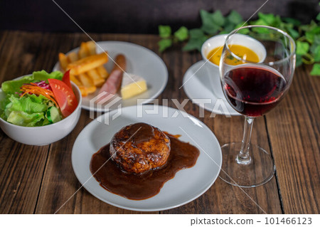 晚餐吃漢堡 101466123