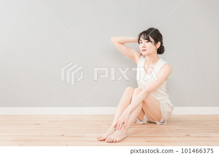 Asian woman with ennui expression sitting on the floor and thinking (hair loss/beauty) Asian woman with ennui expression sitting on the floor and thinking (hair loss/beauty) 101466375