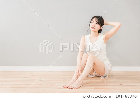 坐在地板上思考無聊表情的亞洲女性(脫髮/美容) 坐在地板上思考無聊表情的亞洲女性(脫髮/美容) 101466376