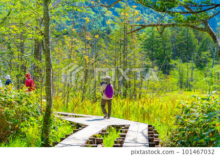 [風景]初夏的上高地登山者[長野縣] 101467032