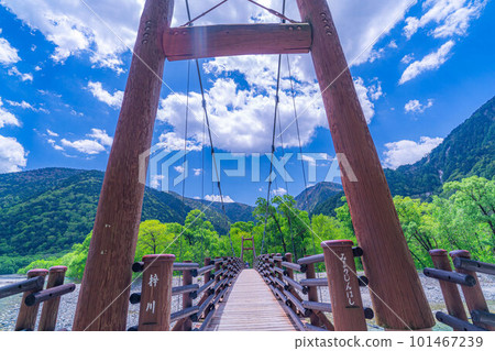 [Scenic view] Mt. Myojin and Myojin Bridge in Kamikochi in early summer [Nagano Prefecture] 101467239