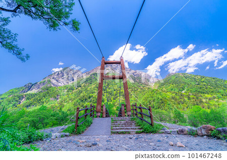 [Scenic view] Mt. Myojin and Myojin Bridge in Kamikochi in early summer [Nagano Prefecture] 101467248