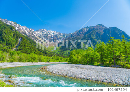 [Scenic view] Kamikochi in early summer [Nagano Prefecture] 101467294