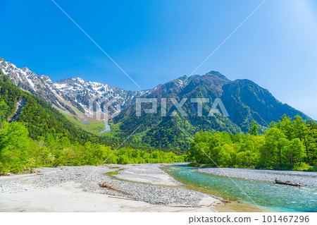 [Scenic view] Kamikochi in early summer [Nagano Prefecture] 101467296