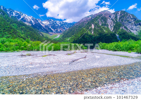 [Scenic view] Kamikochi in early summer [Nagano Prefecture] 101467329
