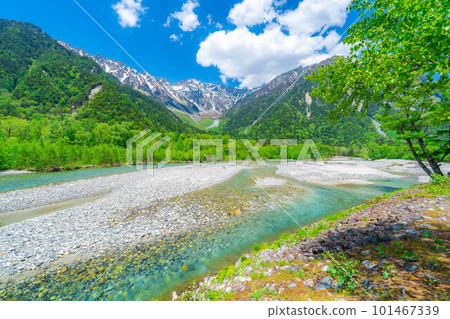 [Scenic view] Kamikochi in early summer [Nagano Prefecture] 101467339