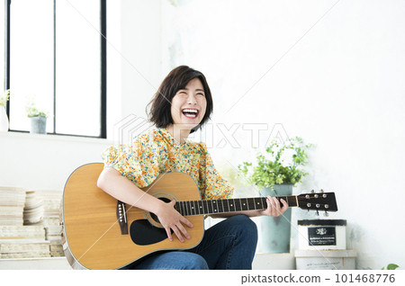 彈吉他的微笑的少婦 彈吉他的微笑的少婦 101468776
