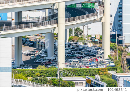 在高速公路下停車 101468841