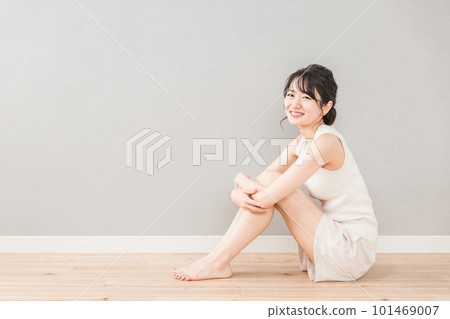 A beautiful Asian woman with a smile sitting on the floor (beauty, diet, hair removal) A beautiful Asian woman with a smile sitting on the floor (beauty, diet, hair removal) 101469007