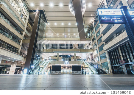Atrium Square on the 2nd floor of Central North Exit of Osaka Station in the early morning when no one is there 101469048